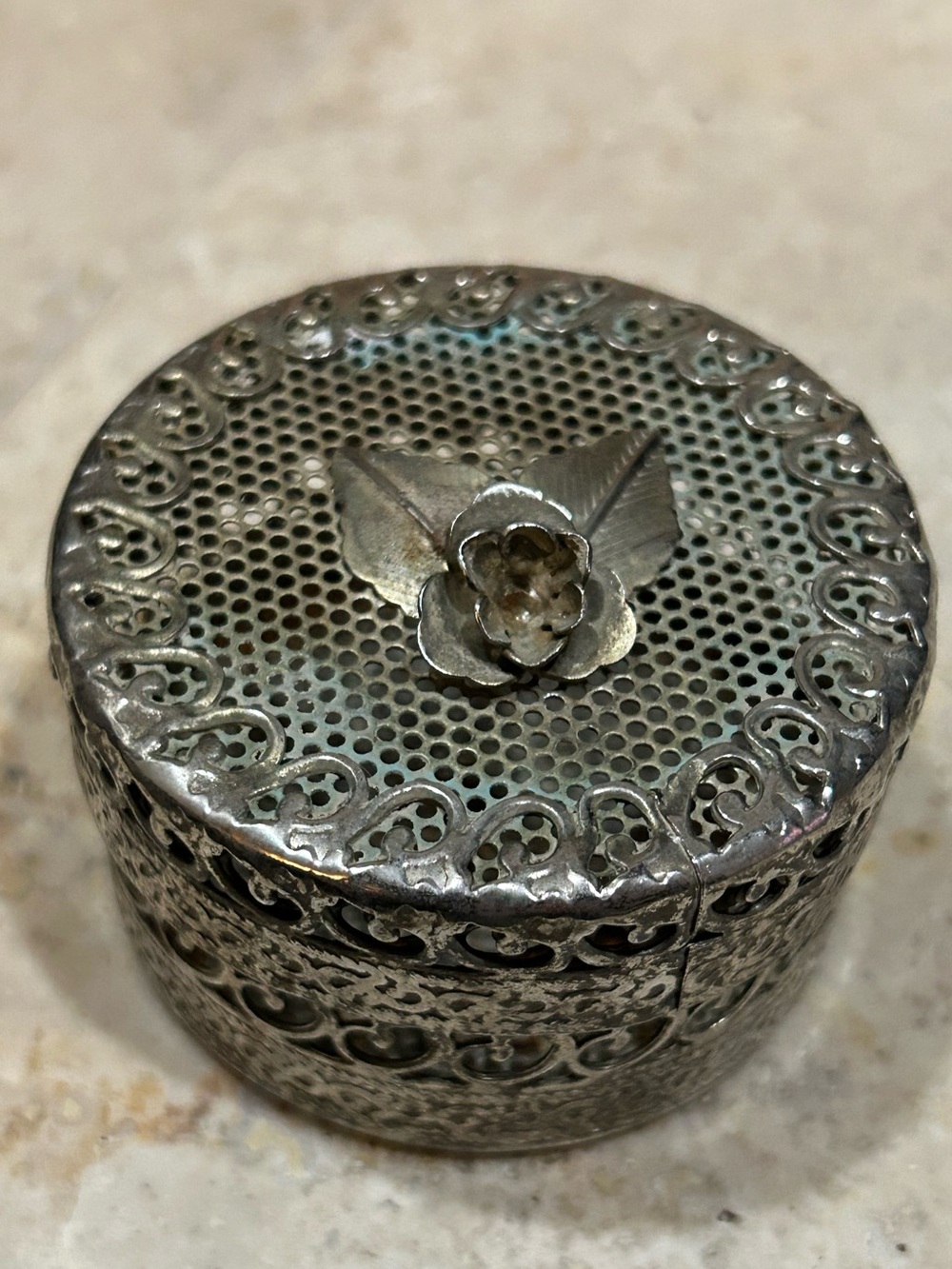 vintage silver-plated trinket box featuring a detailed filigree mesh design - Picture 4 of 10